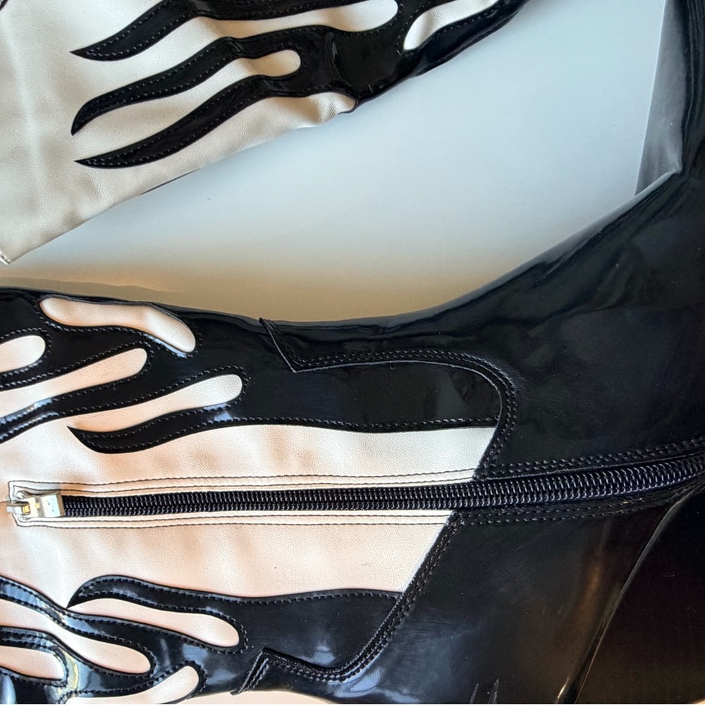 Stylish Black and White Flame Boots - Picture 6 of 12